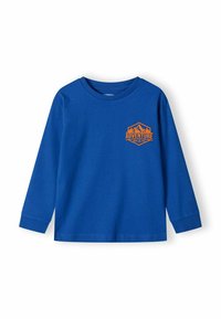 Zila garā piedurknī T-kreklu ar oranžu kalnu logo un uzrakstu "ADVENTURE WILD LIFE" kreisajā krūtī uz baltas fona.