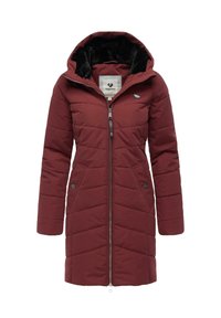 Burgundy vadderad jacka med huva, med dragkedja fram, sidofickor och svart pälsfoder, som visar en quiltad design.