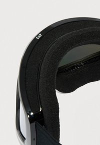 Κοντινό πλάνο μαύρου μαλακού αφρώδους υλικού και γυαλιστερού πλαστικού πλαισίου των αθλητικών γυαλιών EA7 με σκουρόχρωμους φακούς.