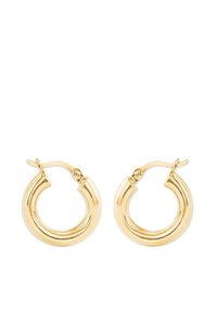 Ett par små, glänsande guldörhängen i form av ringar med tjocka, rundade band och gångjärnslås på en vit bakgrund.