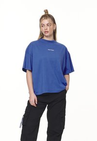 Pegador ARENDAL LOGO HEAVY OVERSIZED TEE - Marškinėliai su spaudiniu - washed true blue/white