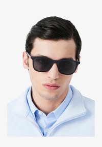 Неизбран, matte dark blue