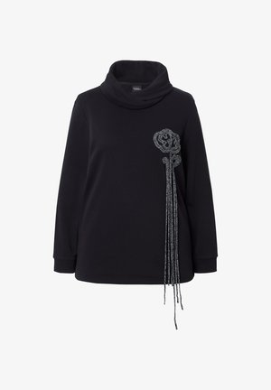 Sudadera negra con cuello de capa y mangas largas, que presenta un diseño floral plateado texturizado en el lado izquierdo y detalles de flecos largos.