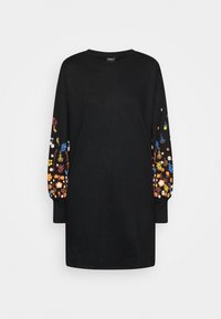 Vestido de sudadera negro con mangas largas, que presenta un bordado floral colorido en las mangas, escote redondo y un corte relajado.