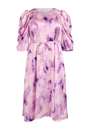 Midi šaty s akvarelovým vzorem v odstínech fialové a růžové, nafouklými rukávy do loktů, kulatým výstřihem a páskem uvázaným v pase.