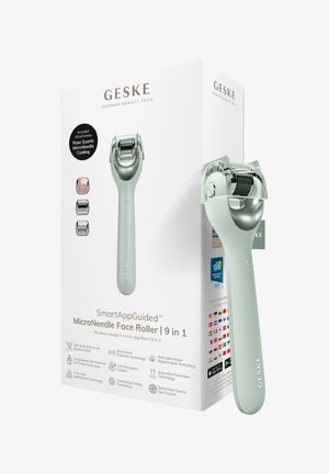 Micro-needling gezichtsroller met afneembare koppen en koelende rozenkwartsopzet naast verpakking met productnaam en technologie-iconen.