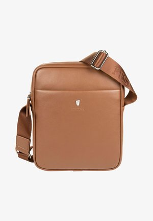 Borsa a spalla in pelle marrone con finitura testurizzata, tracolla regolabile e dettaglio in logo argentato. Presenta un vano principale con zip e un design elegante.