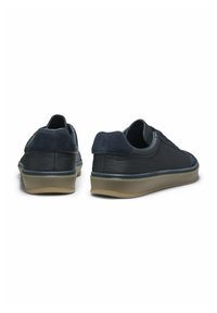 Marine leren sneakers met suède accenten, ronde neus, lage profiel, en een lichte rubberen zool. Bevat gestikte details en vetersluiting.