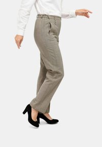 Lichtgrijze geruite broeken met een gladde textuur, zijzakken, verstelbare tailleband, gecombineerd met zwarte fluwelen hoge hakken.