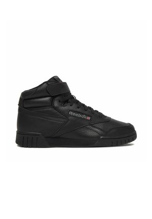 Czarny, wysokiej jakości sneaker Reebok z sznurowadłami, paskiem na rzep i teksturowaną podeszwą, pokazany z boku na białym tle.