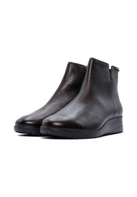 Czarne skórzane botki za kostkę o gładkiej fakturze, z platformą i zamkiem z boku. Projekt charakteryzuje się minimalistycznym stylem i zaokrąglonym noskiem.