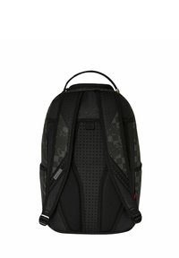Mochila negra con tela texturizada, respaldo y correas acolchadas, con un patrón de tablero de ajedrez y múltiples compartimentos para almacenamiento.