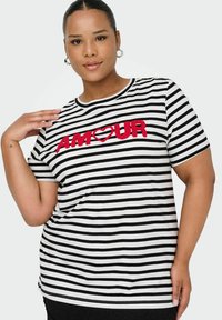 Camiseta a rayas en blanco y negro con un diseño de texto bordado en rojo "AM♥UR", con cuello redondo y mangas cortas.