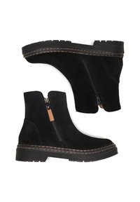 Botines de ante negro con cremallera lateral, superficie texturizada, costuras marrones contrastantes y suela gruesa de goma.