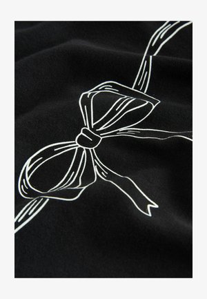 Fekete anyag, fehér kontúrral, amelynek közepén egy masni látható, sima textúrával és lágyan áramló szalag részletekkel.