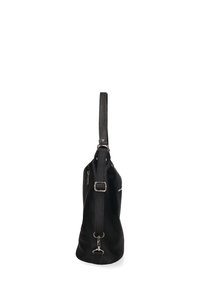 Borsa in pelle nera con superficie testurizzata, forma stretta e tracolla regolabile; presenta una tasca con zip e dettagli in metallo argentato.
