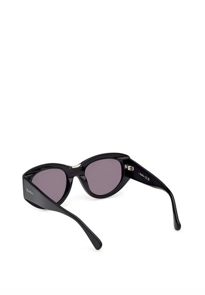 Gafas de sol estilo ojo de gato negras con lentes oscuras y patillas con marca sobre fondo blanco.