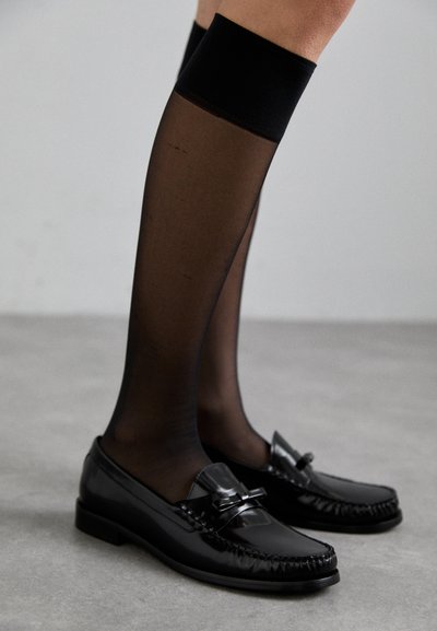 Stuart Weitzman LOTTIE BOW LOAFER - Chaussons - black