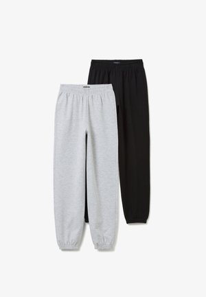 Twee paar joggingbroeken: één grijs en één zwart, gemaakt van zacht materiaal met elastische taillebanden en boorden voor een ontspannen pasvorm.