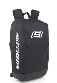 Mochila negra hecha de tela duradera, con un bolsillo frontal con cremallera, correas acolchadas y el logotipo "SKECHERS" en blanco en un lateral.