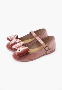Bailarinas de terciopelo rosa con un gran lazo en cada dedo del pie, con una correa delgada y una plantilla acolchada para mayor comodidad. Textura suave y forma redondeada.