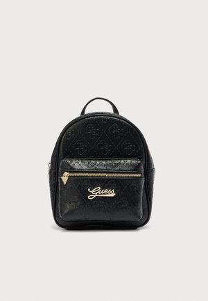 Mini-sac à dos noir Guess avec motif de logo embossé, poche avant zippée, fermeture éclair dorée et plaque logo Guess dorée.