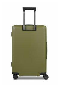 Maleta dura de color verde oliva con un mango telescópico, acentos negros, textura suave y cuatro ruedas giratorias para facilitar la movilidad.