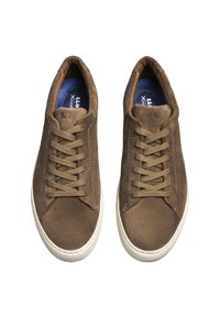 Paar braune Wildledersneaker mit beigen Schnürsenkeln und weißen Sohlen, ausgestattet mit blauen gepolsterten Innensohlen, die von oben sichtbar sind.