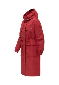 Długa czerwona parka z kapturem, regulowanym taliowaniem, elastycznymi mankietami, przednimi kieszeniami z klapami oraz zapięciem na guziki.