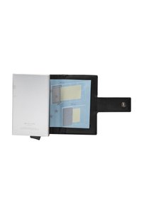 Portafoglio nero in pelle con chiusura a scatto, dotato di un portacarte argentato all'interno, che presenta un inserto blu con scomparti per carte e motivi a stella.