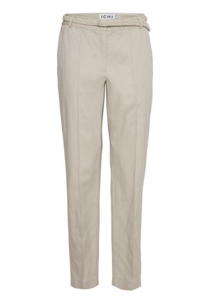 Pantalons beiges sur mesure en tissu léger, dotés d'une ceinture tressée, d'un devant plat, de plis et d'une coupe slim.