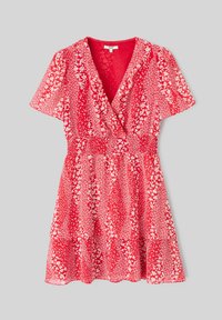 Robe florale rouge avec des manches courtes et volantées, un décolleté en V, et une taille smockée. Présente des motifs floraux blancs sur un tissu léger.