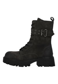 Botín de ante negro a la altura del tobillo con cordones en la parte delantera, ojales metálicos y detalles de hebilla ajustable. Suela de goma robusta con surcos de tracción.