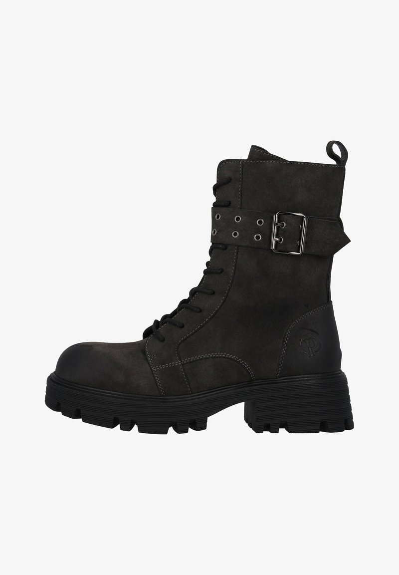 Botín de ante negro a la altura del tobillo con cordones en la parte delantera, ojales metálicos y detalles de hebilla ajustable. Suela de goma robusta con surcos de tracción.