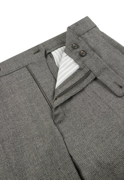 Grijze geruite broek met een ritssluiting en knoopsluiting, voorzien van een gestreepte binnenvoering. Gemaakt van een geweven stof.