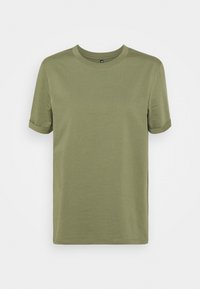 Olivově zelené tričko s krátkým rukávem vyrobené z měkké bavlněné tkaniny. Má kulatý výstřih a ohrnuté rukávy, s hladkou a rovnoměrnou texturou.