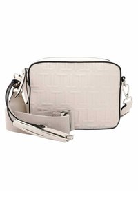 Borsa a tracolla rettangolare di un beige chiaro, con motivo a logo embossato, hardware argentato e una tracolla regolabile texturizzata. Il bordo è accentuato da rifiniture nere.