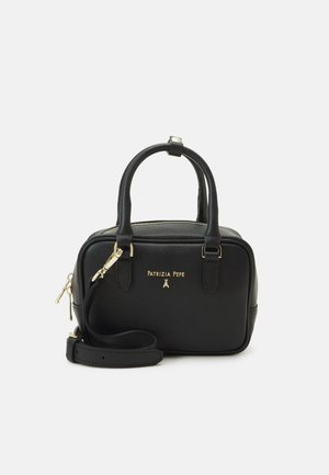 Czarna skórzana torebka Patrizia Pepe ze złotym logo, podwójnymi uchwytami, zamkiem błyskawicznym i odpinanym paskiem na ramię na białym tle.