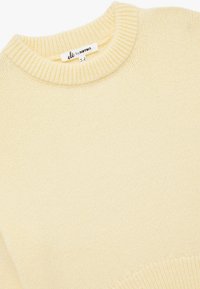 Maglione di colore giallo chiaro, lavorato a maglia, con scollo rotondo a coste. Texture morbida con una finitura liscia. Etichetta visibile, con scritto "ole by Ketan."