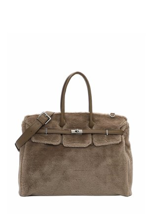 Sac à main en fausse fourrure marron avec une forme structurée, des poignées doubles et une bandoulière réglable. Il est doté d'un rabat décoratif et de quincaillerie en métal argenté.