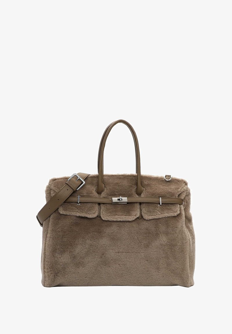 Brun faux fur taske med en struktureret form, dobbelt håndtag og en justerbar rem. Har en dekorativ flap og sølvhardware.