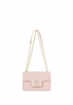 Blassrosa gestepptes Handtasche mit goldener Kettenriemen und Logo-Verschluss, zeichnet sich durch eine glatte Textur und rechteckige Form aus.