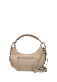 Beige suède handtas in de vorm van een halve maan met een gevlochten korte handvat, een verstelbare lange schouderband en een ritszakje aan de voorkant.