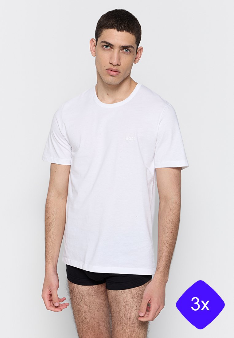 Weißes Baumwoll-T-Shirt mit rundem Halsausschnitt und kurzen Ärmeln, das ein kleines, dezentes Logo auf der Brust trägt. Enganliegend, mit weicher Textur.