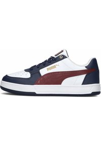 Sneaker blanc avec des accents marine et bordeaux, en cuir. Présente une surface texturée, des perforations sur le bout, et des détails de logo doré.