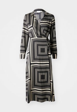Vestido envolvente preto e creme com um padrão geométrico quadrado, mangas longas, colarinho e um laço na cintura. Textura de tecido suave.