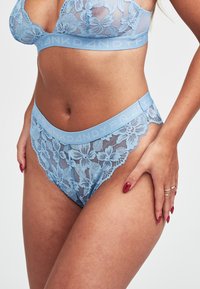 Set di lingerie in pizzo blu chiaro con motivo floreale, ricami delicati e fascia elastica con il marchio "FRANK DANDY".