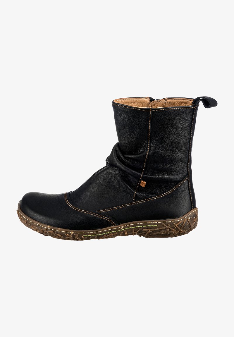 Bottines en cuir noir avec un design plié, doublure intérieure beige et semelle brune texturée. Comprend des coutures visibles et une languette.