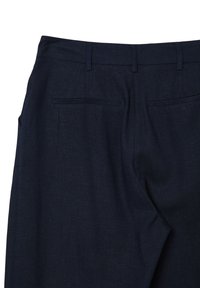 Pantaloni blu scuro in tessuto texturizzato, con taglio dritto, passanti per cintura e due tasche posteriori con sottili dettagli di cucitura.