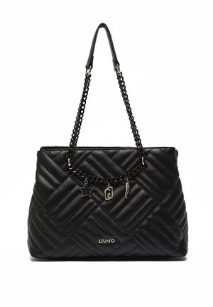 Schwarze gesteppte Ledertasche mit Kettenriemen und drei silbernen Anhängern: Stern, rechteckiges Logo und hornförmiger Anhänger.